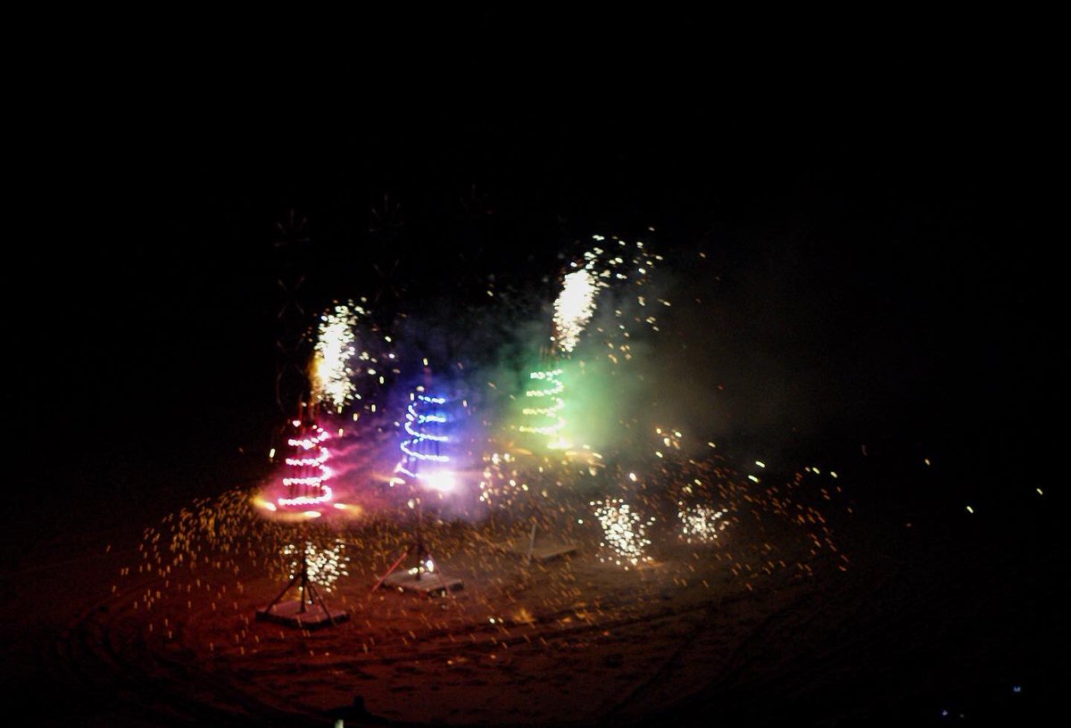 Louismcl01's tweet photo. Photos of Ramsgate Jubilee fireworks display 🎆🎇📸
(Part 2) 
.
#thanet #kent #ramsgate #ramsgatebeach #ramsgateharbour #fireworks #platinumjubilee #beacons #bankholiday #thursdaynight #display #local #photography #nightphotography #kentonline https://t.co/r8fLGPp9Ev