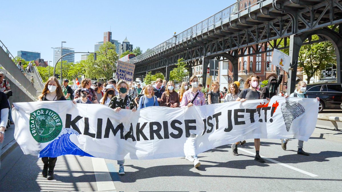 FridayForFuture's tweet photo. An Tag 100 nach der Eskalation des Kriegs in der Ukraine waren wir heute für ein #EmbargoForPeace auf der Straße.

Es braucht jetzt einen Importstopp für Kohle, Öl &amp; Gas aus Russland. Denn allein in den letzten 100 Tagen hat die EU dafür über 58 Milliarden € an Putin gezahlt! https://t.co/MVAZtkEvW1