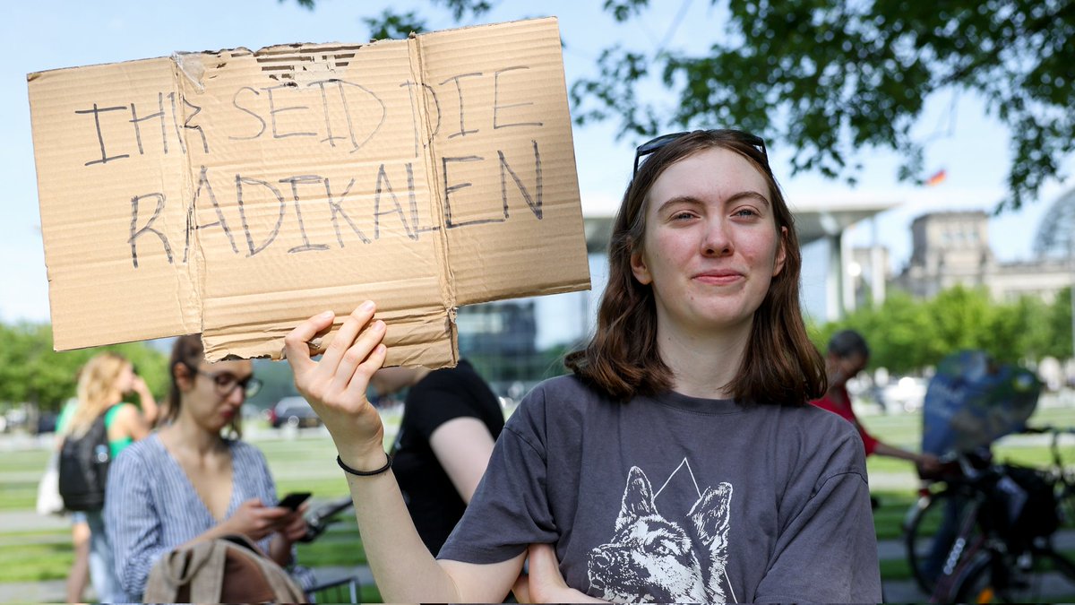 FridayForFuture's tweet photo. An Tag 100 nach der Eskalation des Kriegs in der Ukraine waren wir heute für ein #EmbargoForPeace auf der Straße.

Es braucht jetzt einen Importstopp für Kohle, Öl &amp; Gas aus Russland. Denn allein in den letzten 100 Tagen hat die EU dafür über 58 Milliarden € an Putin gezahlt! https://t.co/MVAZtkEvW1