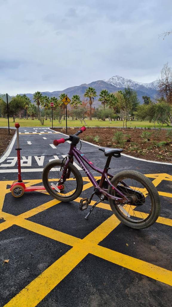 danielapenaloza's tweet photo. En este #DíaMundialDeLaBicicleta 🚲 inauguramos nuestra Ciclovía Infantil Educativa en el Parque Padre Hurtado. Un espacio familiar e interactivo que cuenta con señalética, intersecciones, rotondas, mini pump track y áreas verdes sustentables! https://t.co/Zil8Oplhlb
