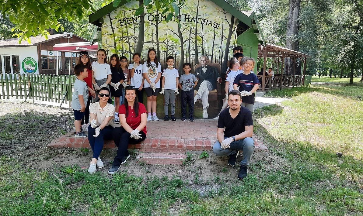 UP öğrencilerimiz, “Projemi Gerçekleştiriyorum” kapsamında yürüttükleri proje ile 5 Haziran Çevre Gününde farkındalık oluşturdular. Öğrencilerimizi ve öğretmenlerimizi çevreye göstermiş oldukları duyarlılık için tebrik ederiz. 🌎🌲🌱♻️