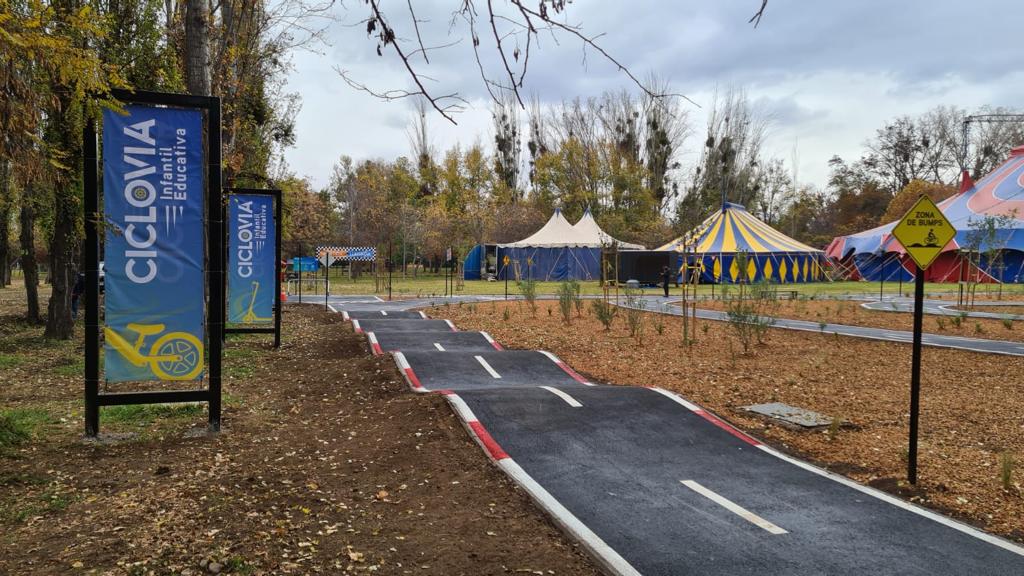 danielapenaloza's tweet photo. En este #DíaMundialDeLaBicicleta 🚲 inauguramos nuestra Ciclovía Infantil Educativa en el Parque Padre Hurtado. Un espacio familiar e interactivo que cuenta con señalética, intersecciones, rotondas, mini pump track y áreas verdes sustentables! https://t.co/Zil8Oplhlb