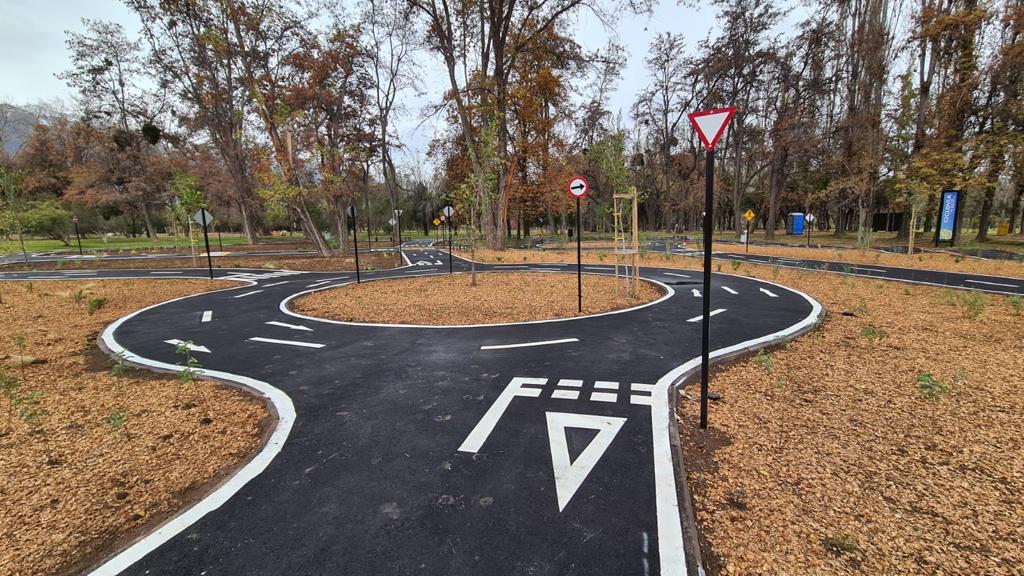danielapenaloza's tweet photo. En este #DíaMundialDeLaBicicleta 🚲 inauguramos nuestra Ciclovía Infantil Educativa en el Parque Padre Hurtado. Un espacio familiar e interactivo que cuenta con señalética, intersecciones, rotondas, mini pump track y áreas verdes sustentables! https://t.co/Zil8Oplhlb