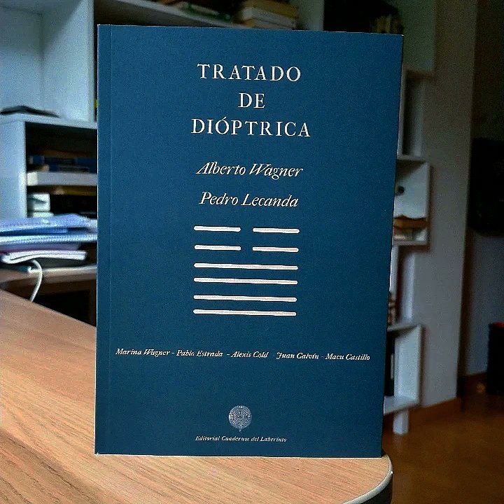 bertowagnermoll's tweet photo. NUEVO LIBRO;

Me alegra muchísimo poder hablar, por fin, de mi nuevo poemario, "Tratado de dióptrica". Lo primero, agradecer profundamente a @LaberintoAres la confianza en este proyecto. (1/2) https://t.co/dWT5Kj7Djk
