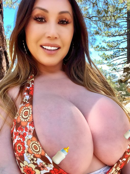 Happy Mommy milkers - don&rsquo;t forget follow my back up @xoKiannaDior  RT https://t.co/urs84jbfN2<a href="/tag/jtulum"class="tags"><span>#jtulum</span></a>