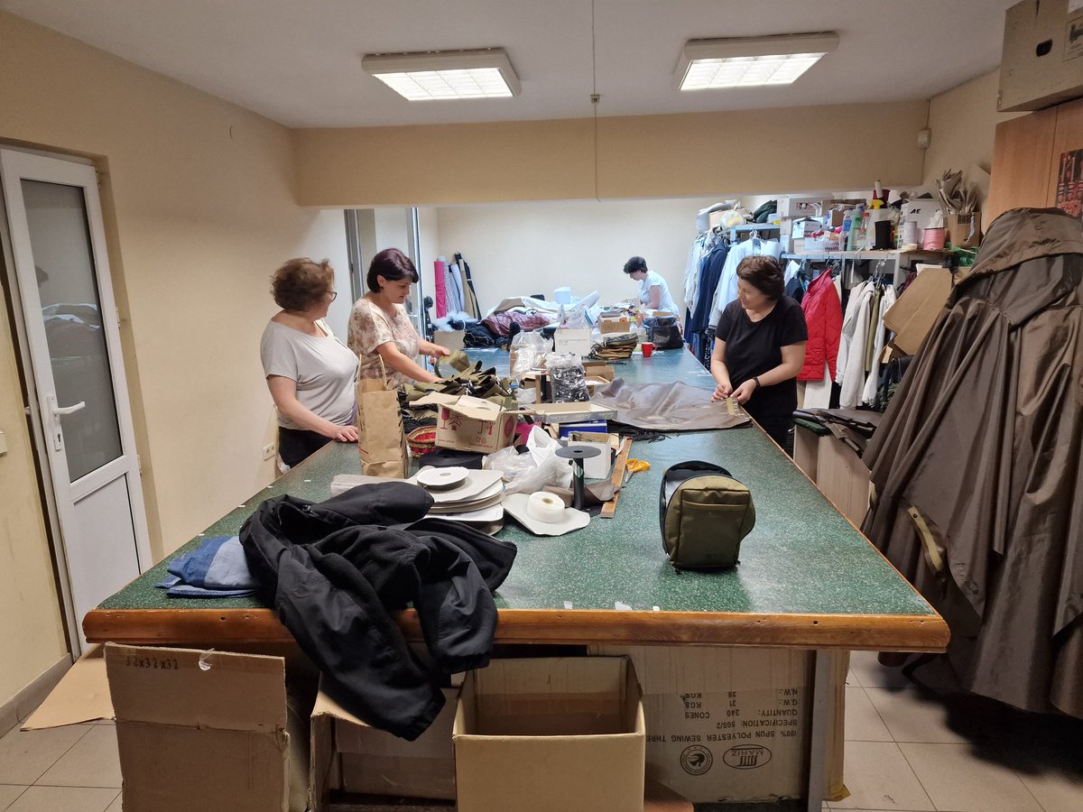DagVegger's tweet photo. Och engagerade voluntärer, gör ett beundransvärd jobb. De flesta är flykningar från östra Ukraina. https://t.co/WlgCti3KnB