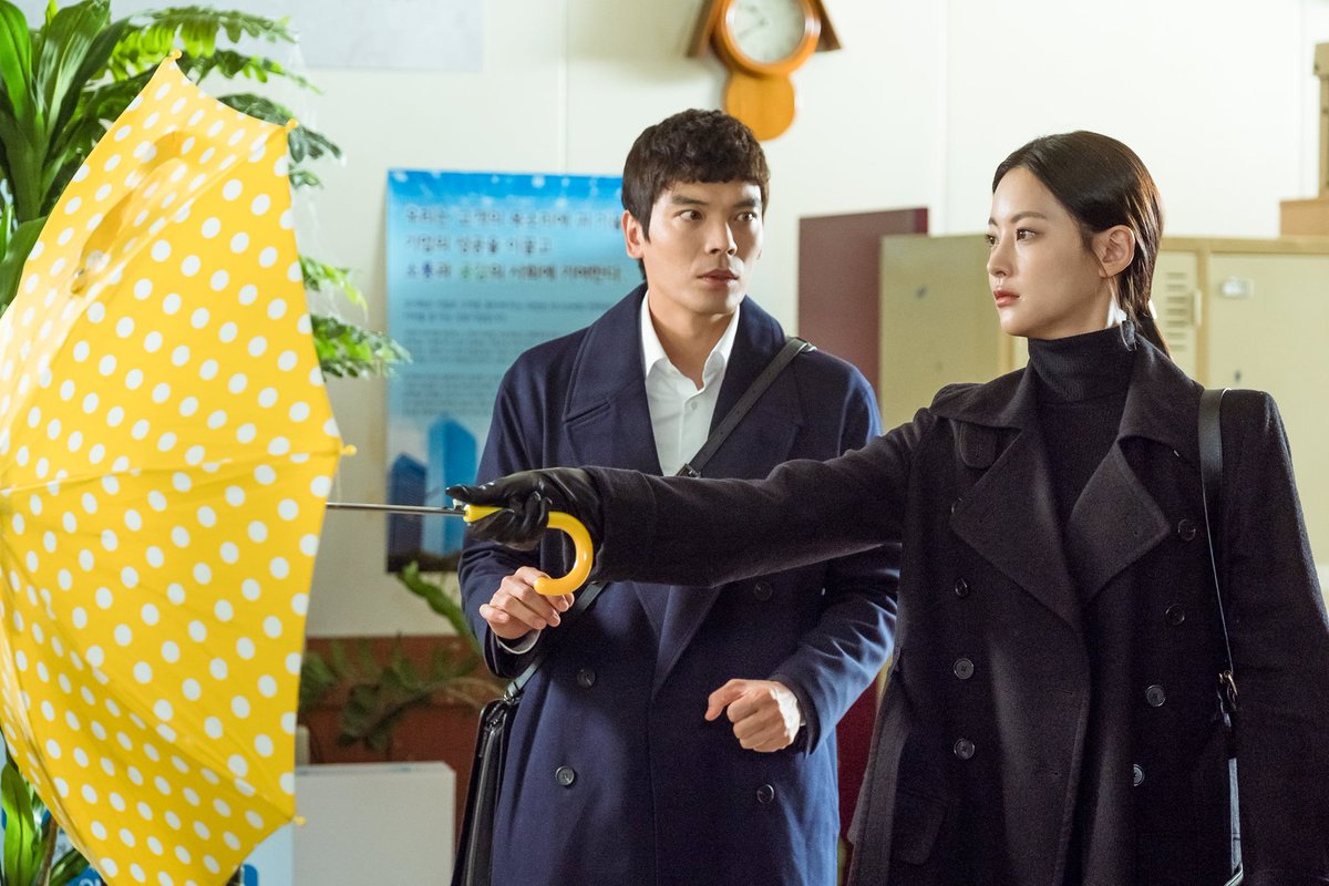 StellarSisters's tweet photo. Le week-end prolongé arrive et il sera pluvieux !... 🌧️ Pensez à votre parapluie ! Il y a le parapluie protecteur à la #JungHaeIn, celui qui chasse les démons à la #OhYeonSeo, le parapluie-cape à la #LeeJoonGi ou le mini-parapluie trop cute à la #YangSeJong... ☂️
Bon week-end! ❤️ https://t.co/8vPdluizyI