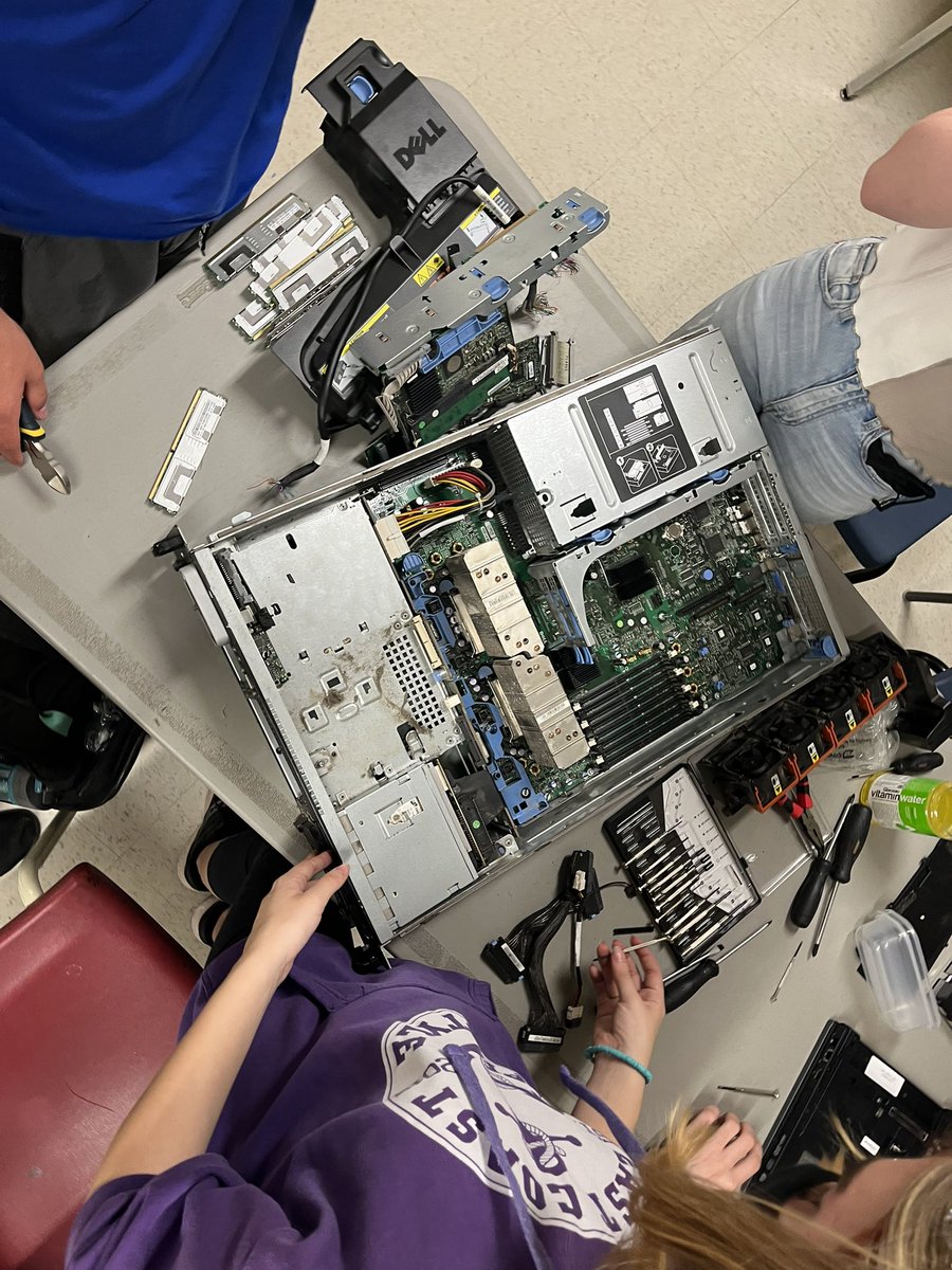 ms_cmalcolm's tweet photo. It’s Take Apart Day!! #ccrce #teched @LouiseHaycocks @BKaulbach https://t.co/dmKcUzNnYy