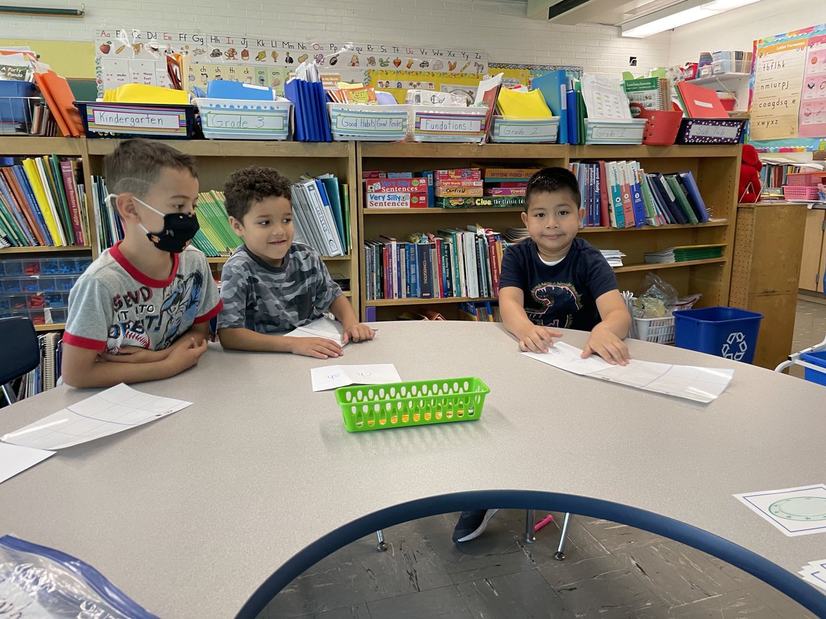 Fun Friday…Digraph Detectives learning from each other! 💙❤️⁦@Carmelschools⁩ ⁦@KESPrincipal6Cs⁩