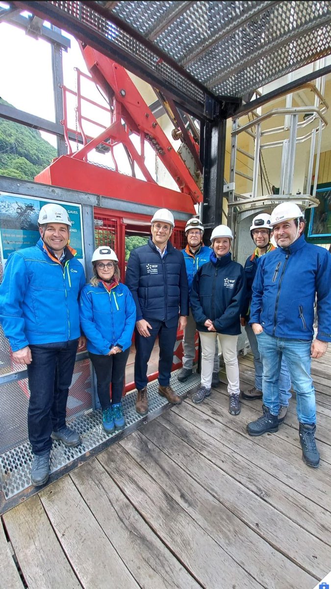 Darthou2's tweet photo. Aujourd'hui j'ai été ravi d'accueillir @brunobensasson et @CaroleTrivi . Ils sont venus rencontrer les équipes d’exploitation d’#EDF #HydroSudOuest de Luz-Pragnères et de l'état major Adour &amp; Gaves. Ils ont découvert la centrale et le nouveau circuit de visite de #Pragnères. https://t.co/m6A1d5aUUO