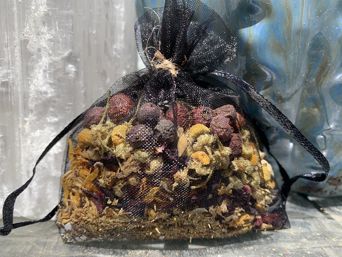 kay_witchery's tweet photo. 🤠🤠🤠🤠 SHOP UPDATE 🤠🤠🤠

❤️‍🔥 Just added four of these ✨Protection Herb Sachets✨ 

🌚 Click the link to check them out and purchase one 🌚

https://t.co/C8uFoSud0M https://t.co/nNsEKjiGvZ