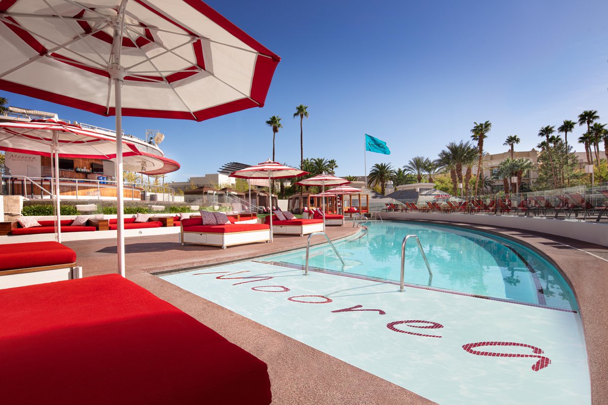 MandalayBay's tweet photo. Spend your weekend soaking in the sun and this view. ☀️
Lounge at Moorea Beach Club, our adult-only and #toptional pool. https://t.co/4tgQsOz4s2