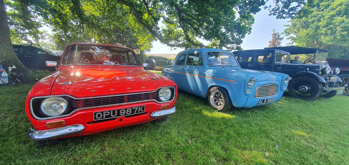 rubythehealey's tweet photo. Strumpshaw steam rally today and a collection of #classiccars including a lovely #fordpop #classicbikes #dodge fire engine from the @norfolkfirem and a 1925 #trojanPB utility #strumpshaw #steamrally #Norfolk https://t.co/QQTME1tien