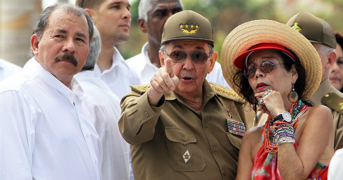 JorgeLuisMayoF1's tweet photo. Cálido msje de Daniel y Rosario a #Raul:“A vos q has dedicado tu Vida a crear las mejores condiciones para las Familias Cubanas,junto a Fidel y el Partido, toda nuestra Admiración, ...Respeto, y el inmenso Cariño del FSLN, y del Pueblo Heroico de Darío y Sandino". #RaulPorSiempre https://t.co/gAVQ8zAdMk