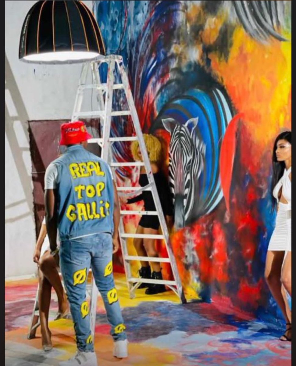 seamskills's tweet photo. 3 months back I linked up with FreemanHKD and we made magic.. it's true you can't get there by bus, only by hard work, risk and by not quite knowing what you're  doing. With God nothing is impossible we got more projects on the way.. stay peepin' 🫠 @seamskillsart https://t.co/2SeJHAVbBS