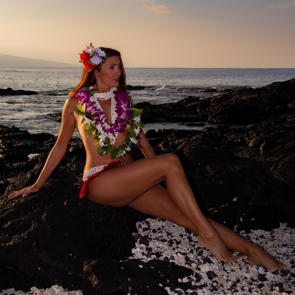 OWTTPhotography's tweet photo. Golden hour sunrise @gypsytraveler27

#seattlephotographer #capture #photographydaily #photographylife #photoart #photography #strikeapose #thatlook #modelphotography #pose #model #photoshoot #island #ocean #hawaiistyle #goldenhour #lei #sunrise #beachshoot #glow #goldenglow https://t.co/1gIlI1zXx4