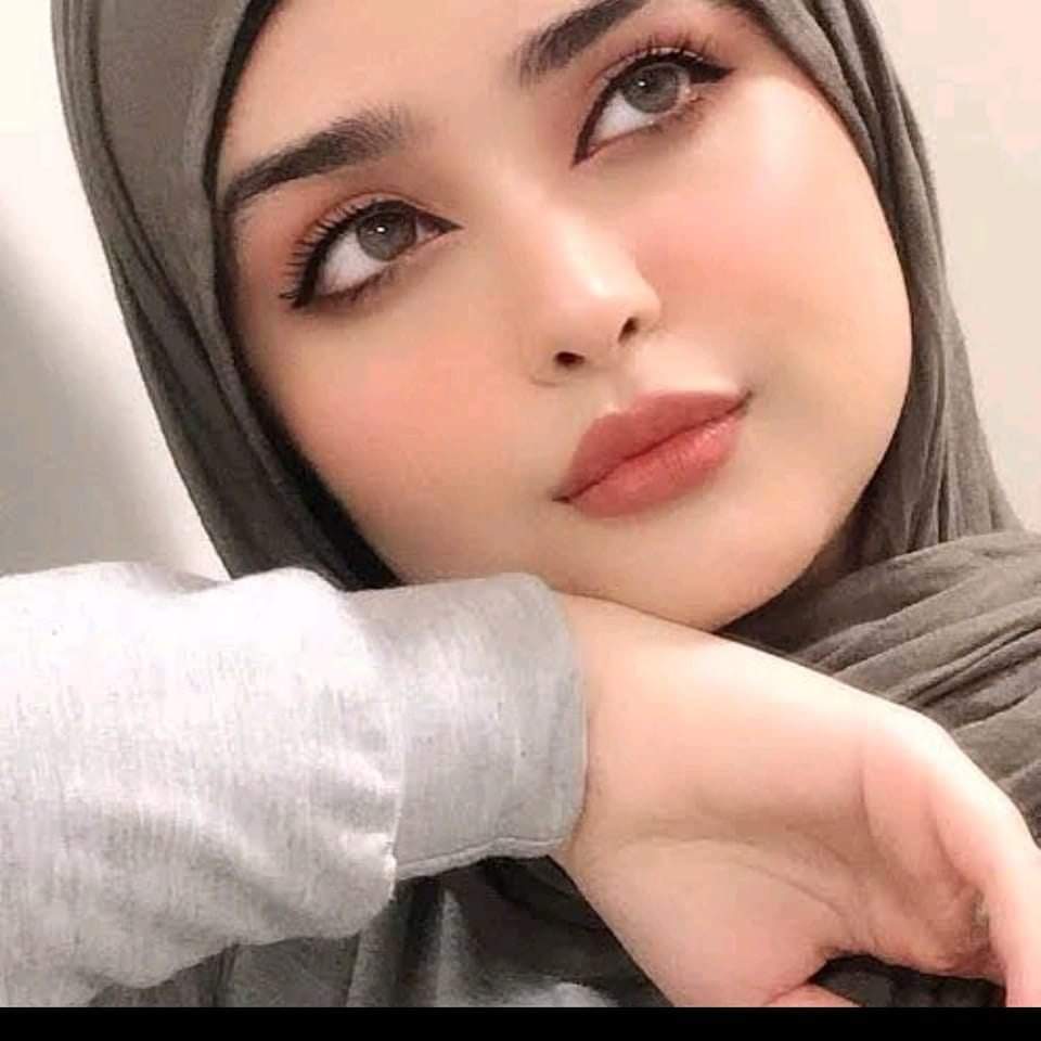 يا سيدي ...
اذا اردت الكتابة عن ... المرأة 
عليك ان تغمس الريشة ب قوس قزح 
وأن تجمع الحروف ...
من على اجنحة الفراشات  ..
لتكوّن قصيدة يهطل منها الجمال 
.
يسعد كل اوقاتكم اسرتي

#لجين