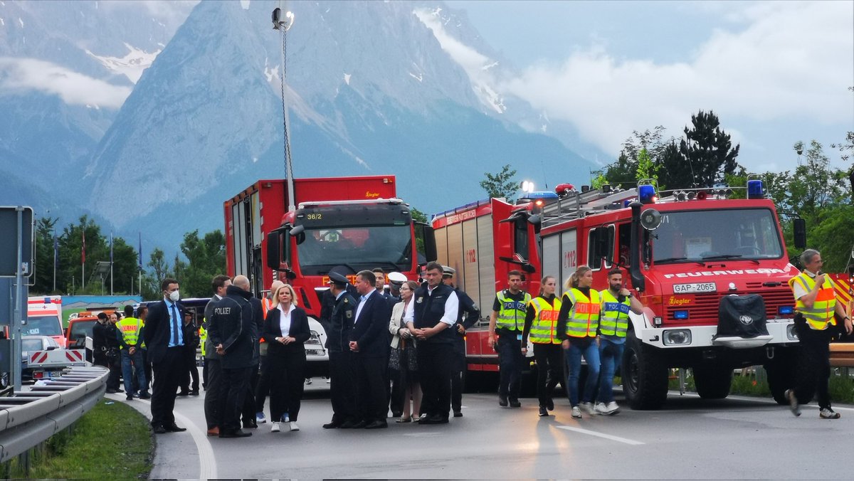 Bundesinnenministerin Nancy Faeser am Unglücksort bei #Garmisch. Im Hintergrund werden gerade Bäume umgesägt, um die Bergungsarbeiten zu erleichtern. Die Schwerlastgeräte sind noch unterwegs.