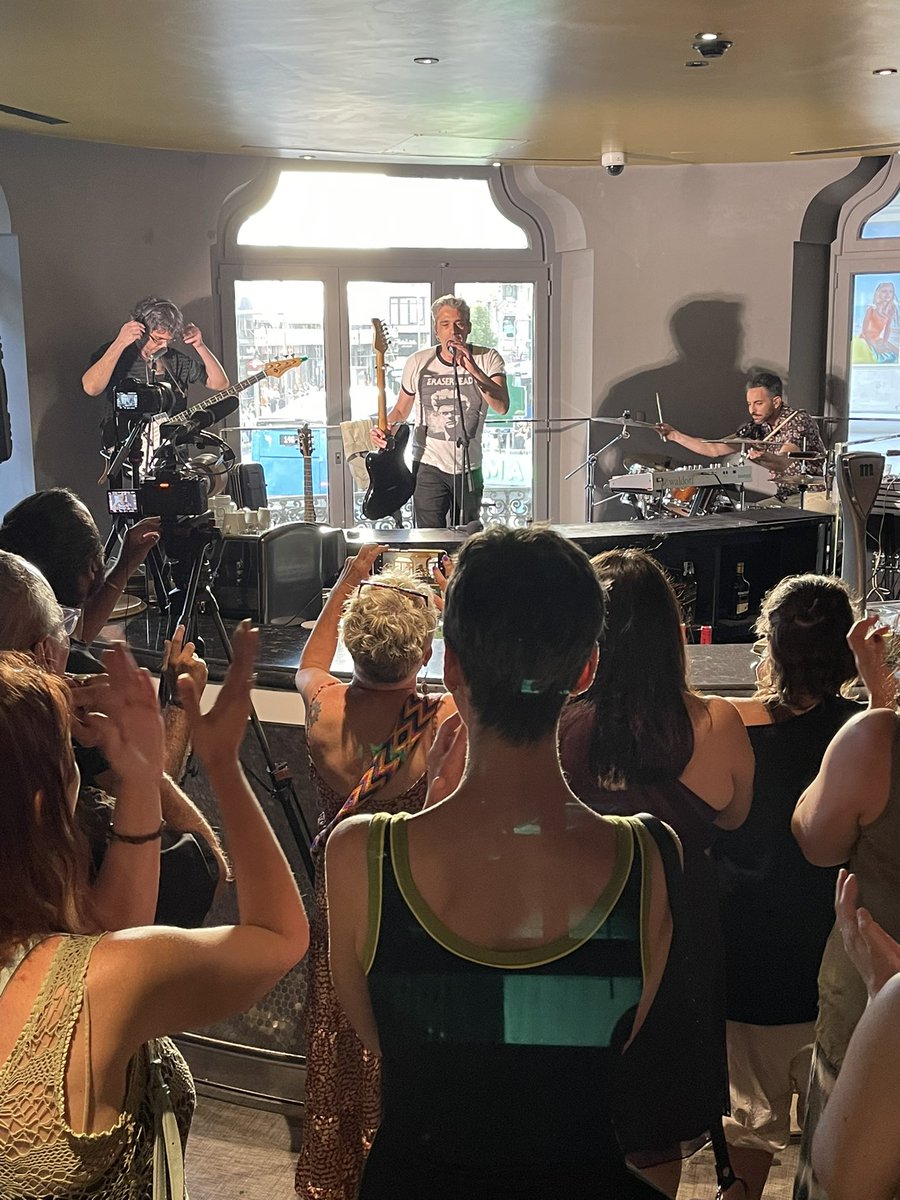 Música en directo en Casino Gran Vía. Presentación, rueda de prensa y concierto del grupo 13 Bites 🎶🎸 #granvia #eventos #madrid