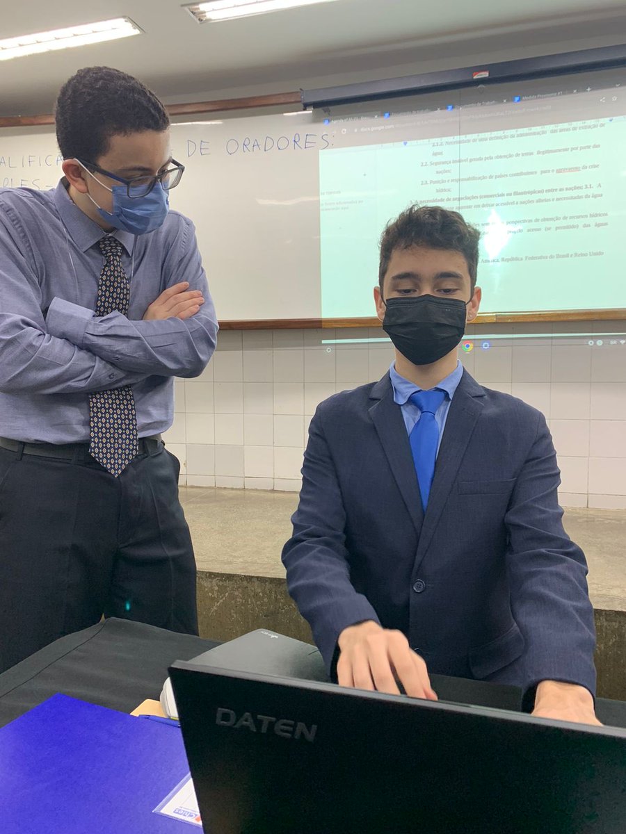 integral_mun's tweet photo. (CACE)

URGENTE!
Secretário Geral delata insatisfação acerca do empenho da mesa e decide tomar o cargo para si mesmo! 
#miniintegralmun2022 #absurdo #secregeralsoberbo #vinieliminado

Sofia Bispo https://t.co/fZqAGOXxSV