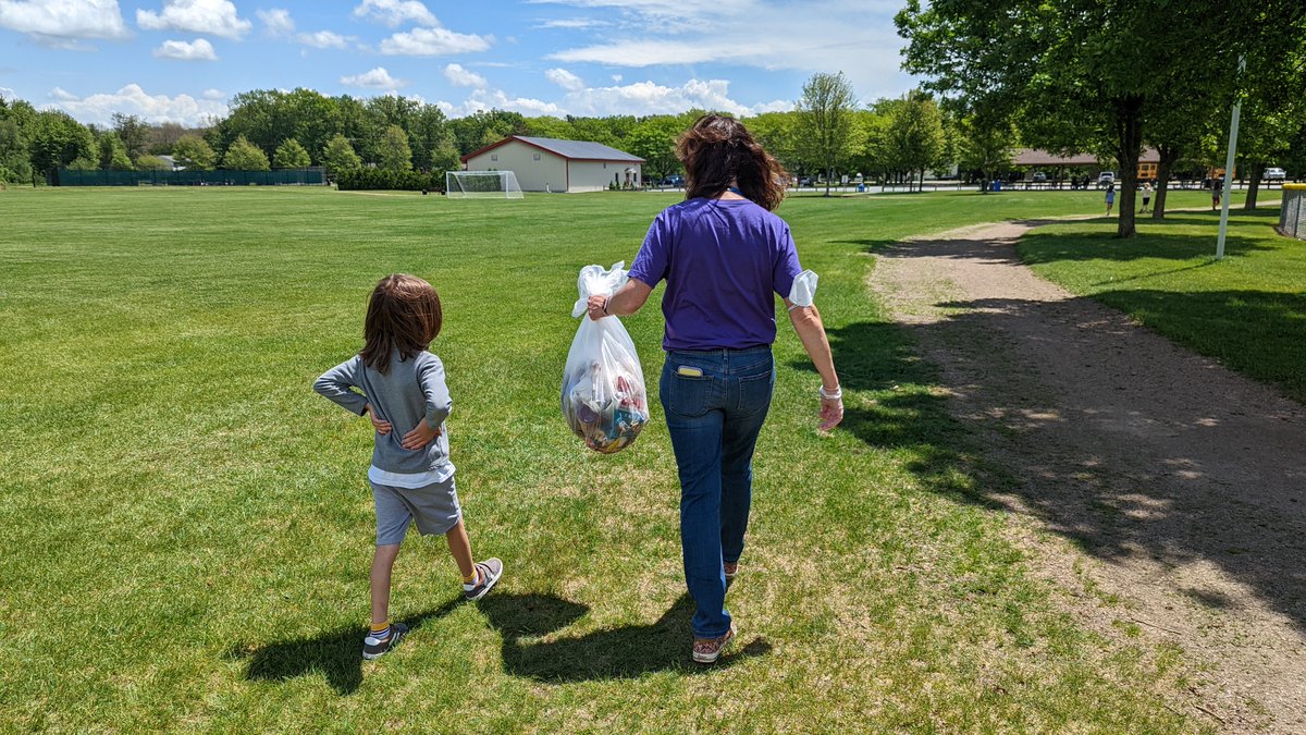 CSDCommunity's tweet photo. @porters_point_school students listened to presentations from @recyclerhonda, an educator from Chittenden Solid Waste District, on composting and then went to Airport Park and cleaned up non-biodegradable materials! 

#wearecolchester #FBI #CSWD https://t.co/dYq8Dn4jkP