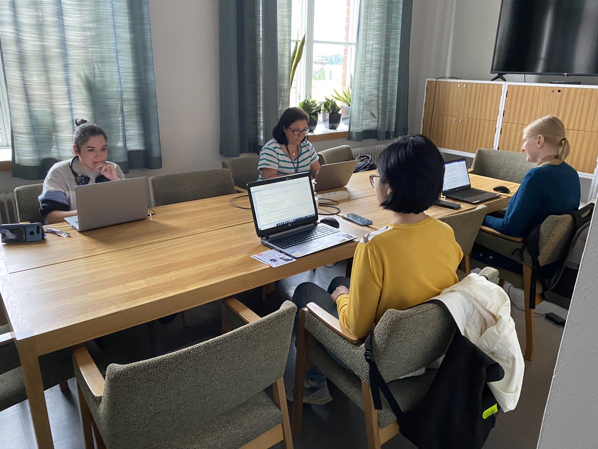 ParviainenTiina's tweet photo. Three-days of writing retreat with (part of) our #changingbrain group at the beautiful #JYUnique campus. Including hard work, failed coffee experiences &amp; good laughs! Priviledged to get to do science with these wise &amp; fun ppl! @JYUCIBR @JYUedupsy #neuroscience https://t.co/EeTaBBLTKg