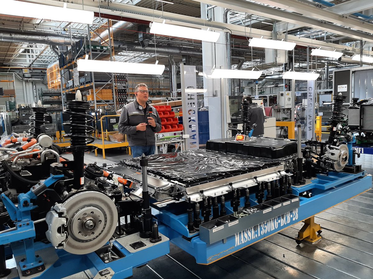 Clarisse_RICHEZ's tweet image. Passionnante visite de la manufacture 🏭 #electriCity de @renault_fr ! 
Un site exemplaire qui a su se transformer pour s'adapter aux évolutions marché 🚗⚡🚗!