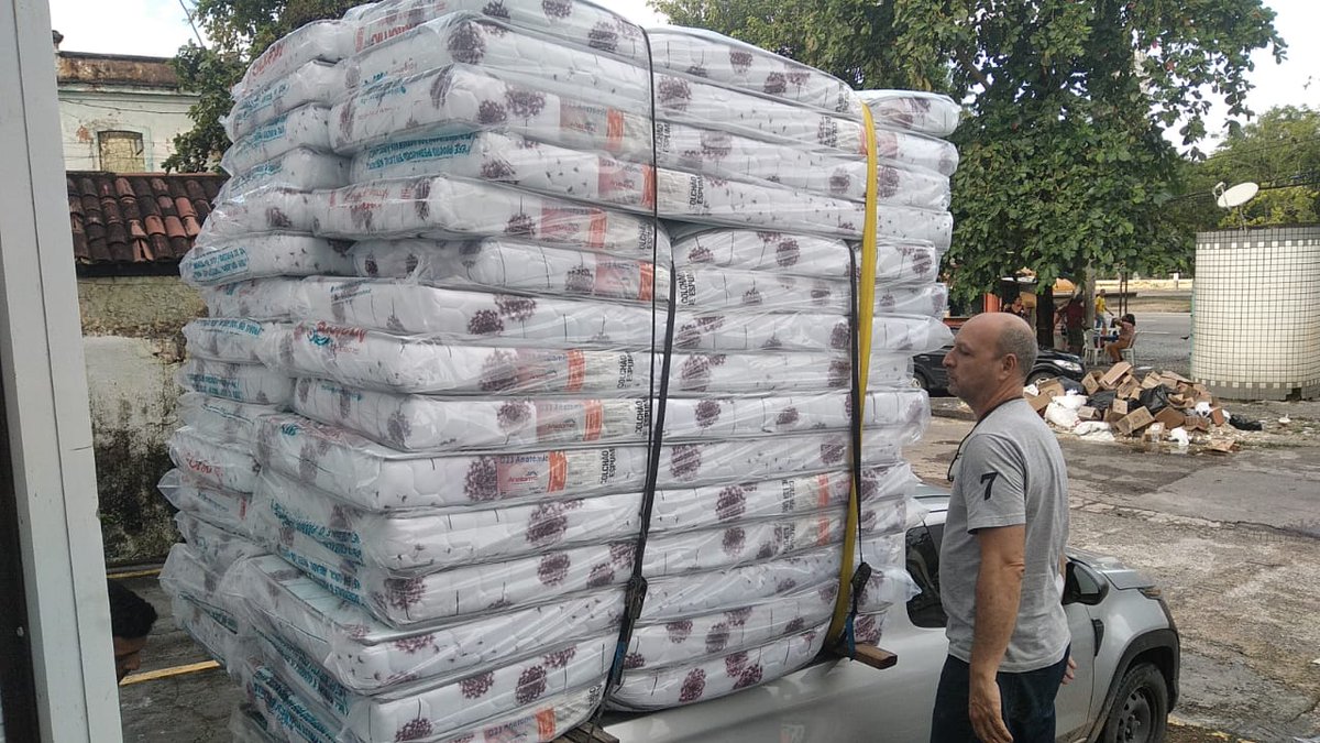 A chuva ainda não deu trégua, muitos que até hoje tinha apenas um solo molhado para dormir estarão recebendo colchões graças as mãos dadas da <a href="/iasdape/">Adventistas PE Leste</a> <a href="/adrabrasil/">adrabrasil</a> e suas doações. #ApeUmaIgrejaQueNãoPara