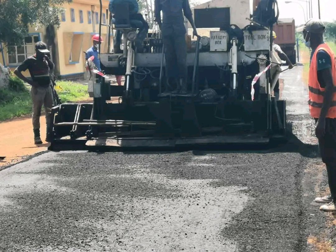 LulaCharlie1's tweet photo. #Fatshi Bétn frappe, Mm ss la 2e Rép ct route n’a jamais préoccupée l prédécesseurs d @fatshi13 auj grâce à lui, l habitants d MBANDAKA assistent au début d travaux d’imprégnation cote droit d l’av libértn à partir d l’aéroport [PK0+00_PK0+500] pr l gd bonhr d tte la pop d MBNDK. https://t.co/qdEoJd2oev