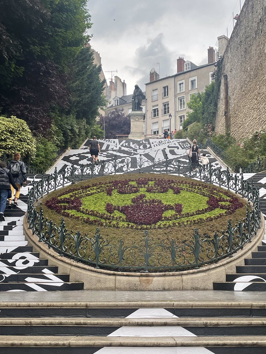 L’escalier Denis-Papin rend hommage au mouvement #Fluxus qui fête ses 60 ans <a href="/villedeblois/">Ville de Blois</a>