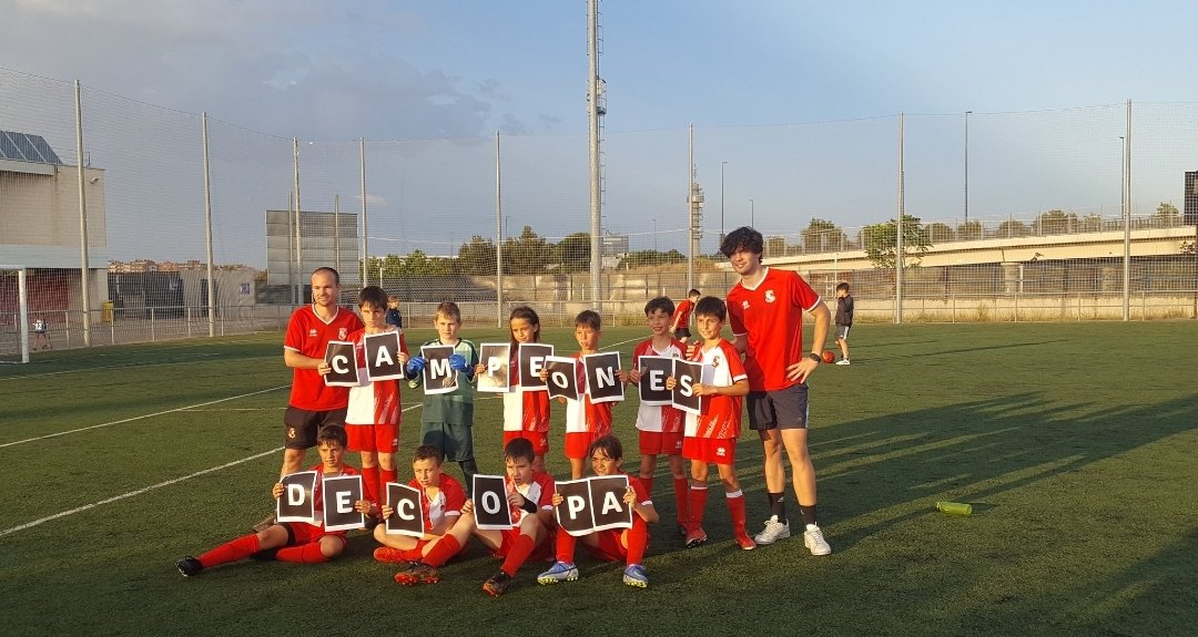 ActurPIglesias's tweet photo. 🏆 ¡CAMPEONES DE COPA!
Nuestro Benjamín A, tras imponerse por 3-7 al @cd_valdefierro y conseguir un global de 5-9, se proclama Campeón de Copa Plata de Benjamín Preferente.
¡Enhorabuena equipo!
¡Gran trabajo, os lo merecéis!
#TodoAlRojo 🔴⚪
#VamosAPI 🔴⚪
#SomosActur https://t.co/92YUuUJ5jz