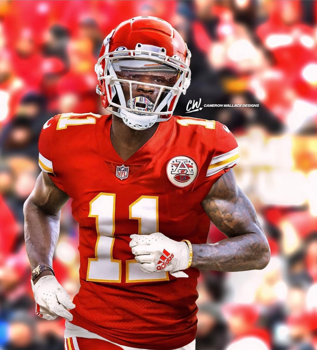SoFloBulls's tweet photo. MVS draped up in Kansas City red reppin that 11 again like he did ballin for the Bulls in Tampa Bay 👑
#Interstate11 #BayMade #NFLBulls #ComebackSZN #FBF https://t.co/RR0gInsy3D