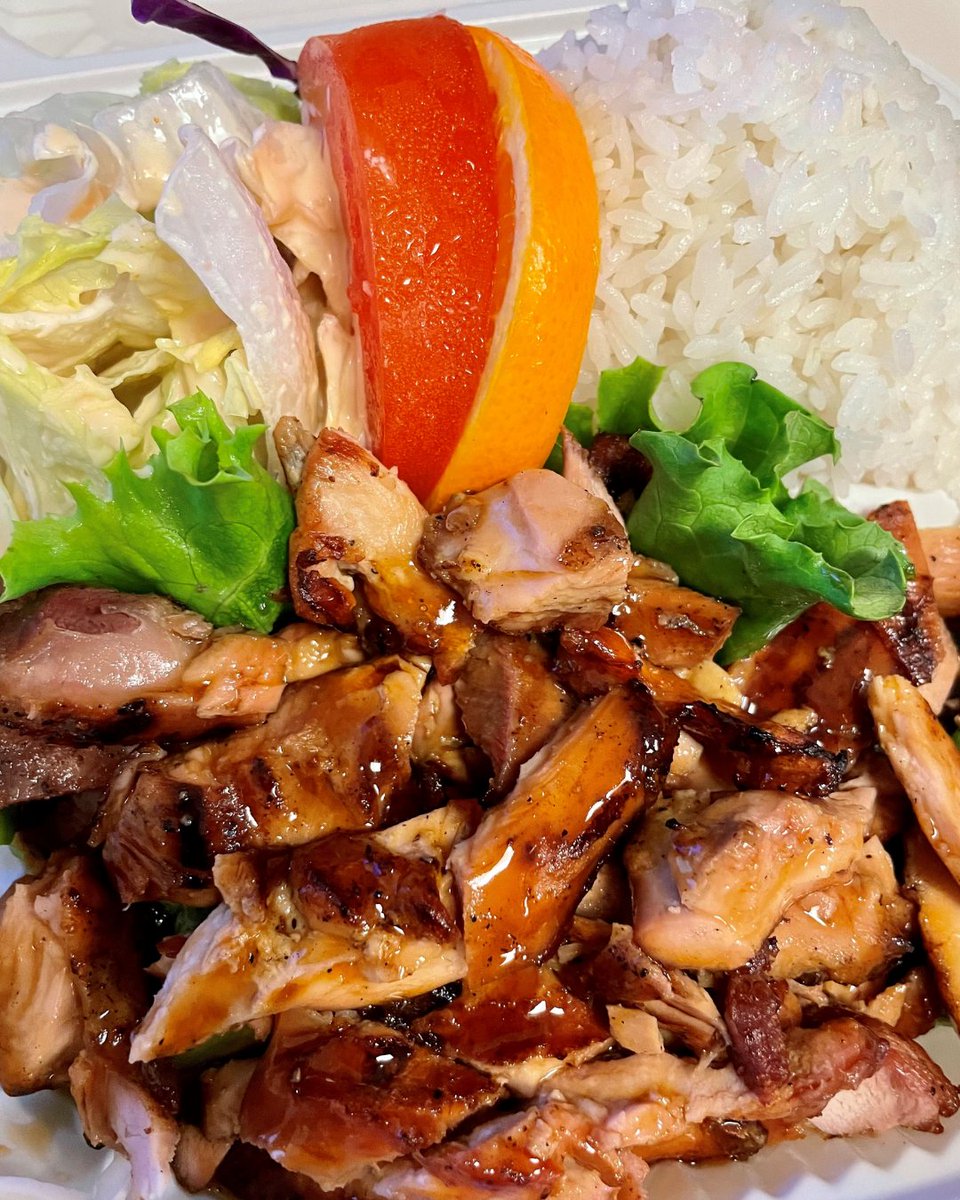 FlySJC's tweet image. If you’ve ever wondered what speedy, filling, fresh, culinary perfection looks like: It’s this teriyaki chicken plate from #SushiBoat 😍

More SJC deliciousness:  bit.ly/3z4eM0Y
#FlySanJose #Airport