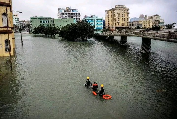 Daniela_Cuba1's tweet photo. Fuertes lluvias en La Habana, foto tomada frente al hospital 🏥 Hermanos Amejeiras. 
#Cuba https://t.co/MvkdmKLd1I