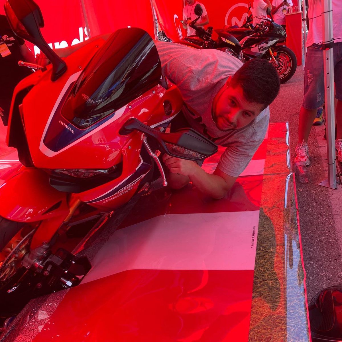 Multitud de amigos han disfrutado hoy de la experiencia <a href="/mototrainerib/">Moto Trainer Ibérica</a> en el Stand de <a href="/mundimoto/">Juan Martin Sanchez</a> ubicado en el Fan Zone del <a href="/Circuitcat_es/">Circuit de Barcelona-Catalunya</a> Tu también quieres probarlo⁉️ Te esperamos mañana sábado y domingo  para que disfrutes de esta experiencia!
#simulador #motogp #CatalanGP