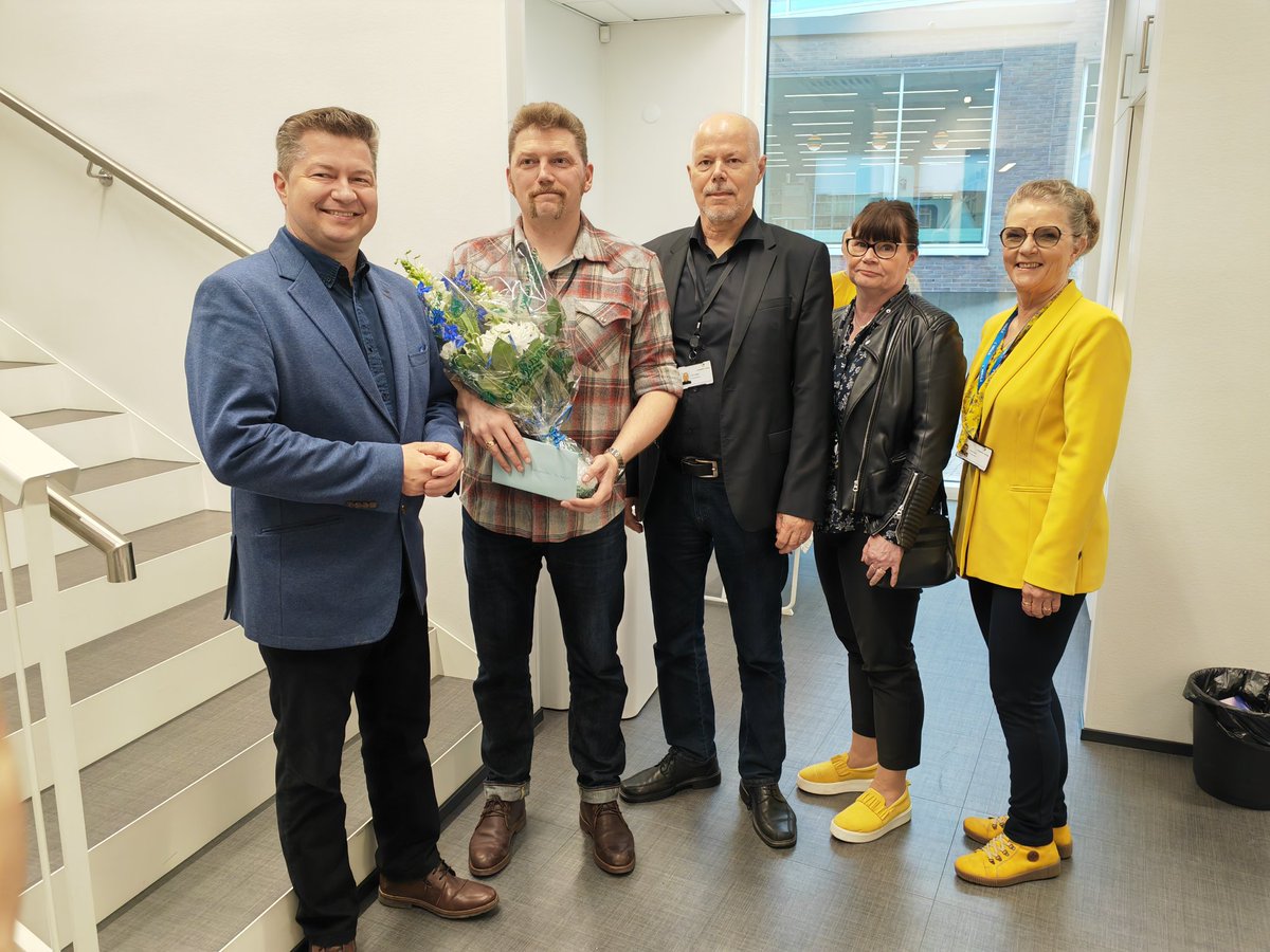 Suurensuuret onnittelut tänään 75 vuotta täyttävälle Lempäälän Yrittäjät -yhdistykselle. Eilen juhlittiin heti aamutuimaan kakulla ja kuohuvalla.

<a href="/LempYrittajat/">Lempäälän Yrittäjät</a>
<a href="/Lempaalankunta/">Lempäälä</a>
<a href="/suomenyrittajat/">Suomen Yrittäjät</a>