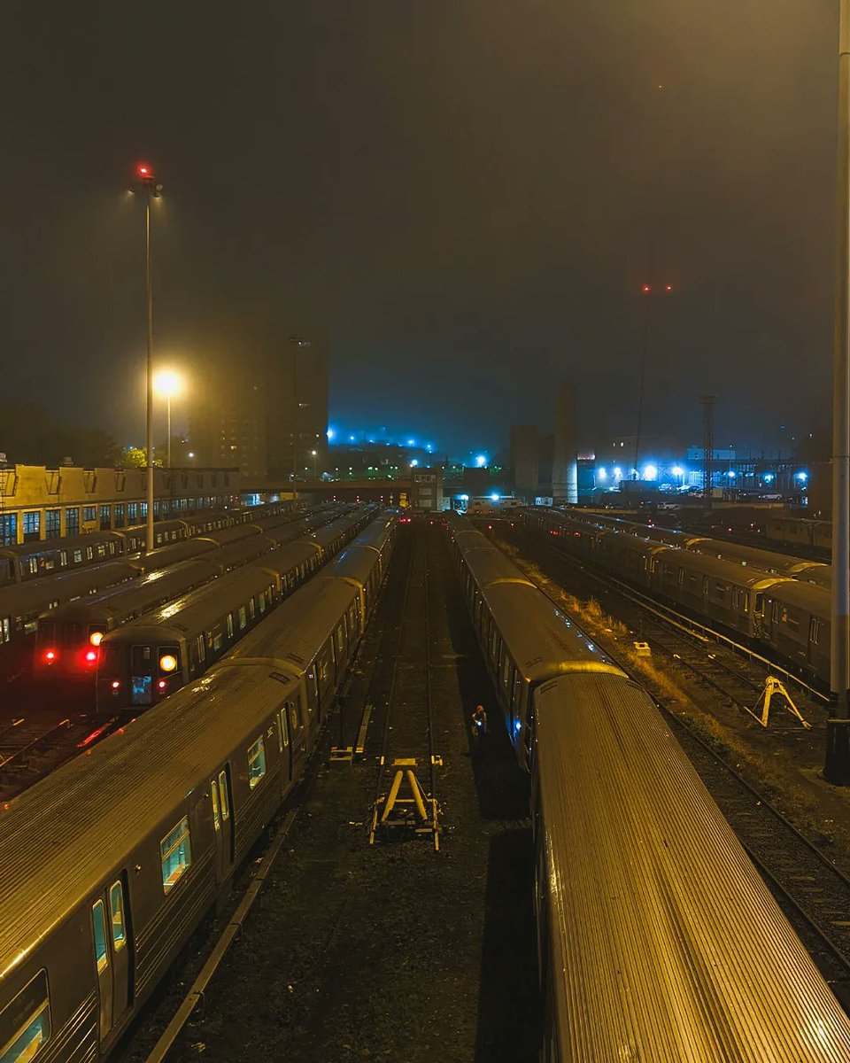 Inthebronxx's tweet photo. A Foggy Night 
📍Bedford Park 
#InTheBronx #fromthebronx #bronxphotography #bronxphotos #everydaybronx #intheboogiedown #bronxnarratives #bronxnative #thebronx #complex #enelbronx #elbronx #thebronxusa #bronxisbeautiful #thebronxisbeautiful #bronxkeepscreatingit #discoverthebronx https://t.co/A7nb4lXARd