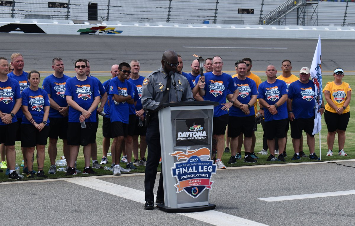 DaytonaBchPD's tweet photo. THREAD (1 OF 2): Earlier this week, a group of our officers got the honor to run a lap around @DAYTONA as part of the Law Enforcement Torch Run for @SpecialOlympics FL (@soflinfo).
#GuardiansOfTheFlame #WeAreTheTorchRun #TogetherWeRun #ShineOn #DaytonaBeach #DaytonaStrong https://t.co/ielWNjliNi