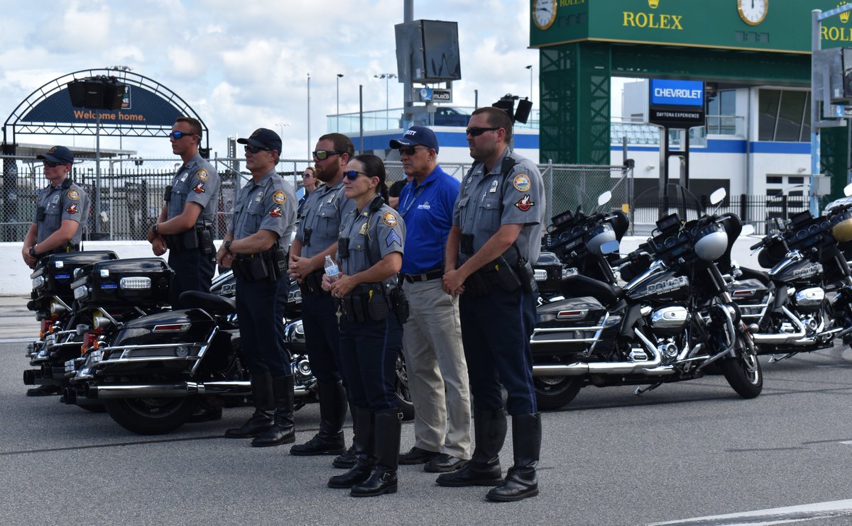 DaytonaBchPD's tweet photo. THREAD (1 OF 2): Earlier this week, a group of our officers got the honor to run a lap around @DAYTONA as part of the Law Enforcement Torch Run for @SpecialOlympics FL (@soflinfo).
#GuardiansOfTheFlame #WeAreTheTorchRun #TogetherWeRun #ShineOn #DaytonaBeach #DaytonaStrong https://t.co/ielWNjliNi