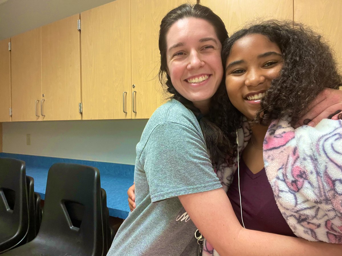 I 🫶🏻 when former students come to visit me! <a href="/Miss__Vargas/">Mercedes Vargas</a> you’ve got a special girl😘