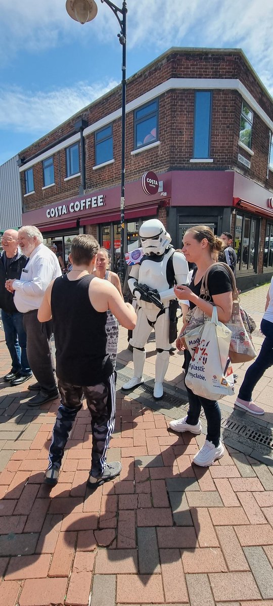 GillinghamKent's tweet photo. Excellent street party 🇬🇧🇬🇧 on #GillinghamKent High Street today. Very well organised by @thestreetangel2👍 👏👏👏. It was great to see everyone having a great time, laughing, dancing,  eating &amp; celebrating 👑. #queensplatinumjubilee #streetparty #JubileeCelebration #Medway https://t.co/w239mCkwWr