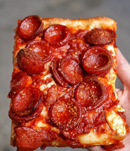 Pure bliss: achieved. ✔️
.
.
Order on Slice: 1l.ink/4DK2BGC
.
#fresh #pizza #grabaslice #tomatobasil #slice #square #madeinnewyorkpizza #NYEats #PizzaTime #NYPizza