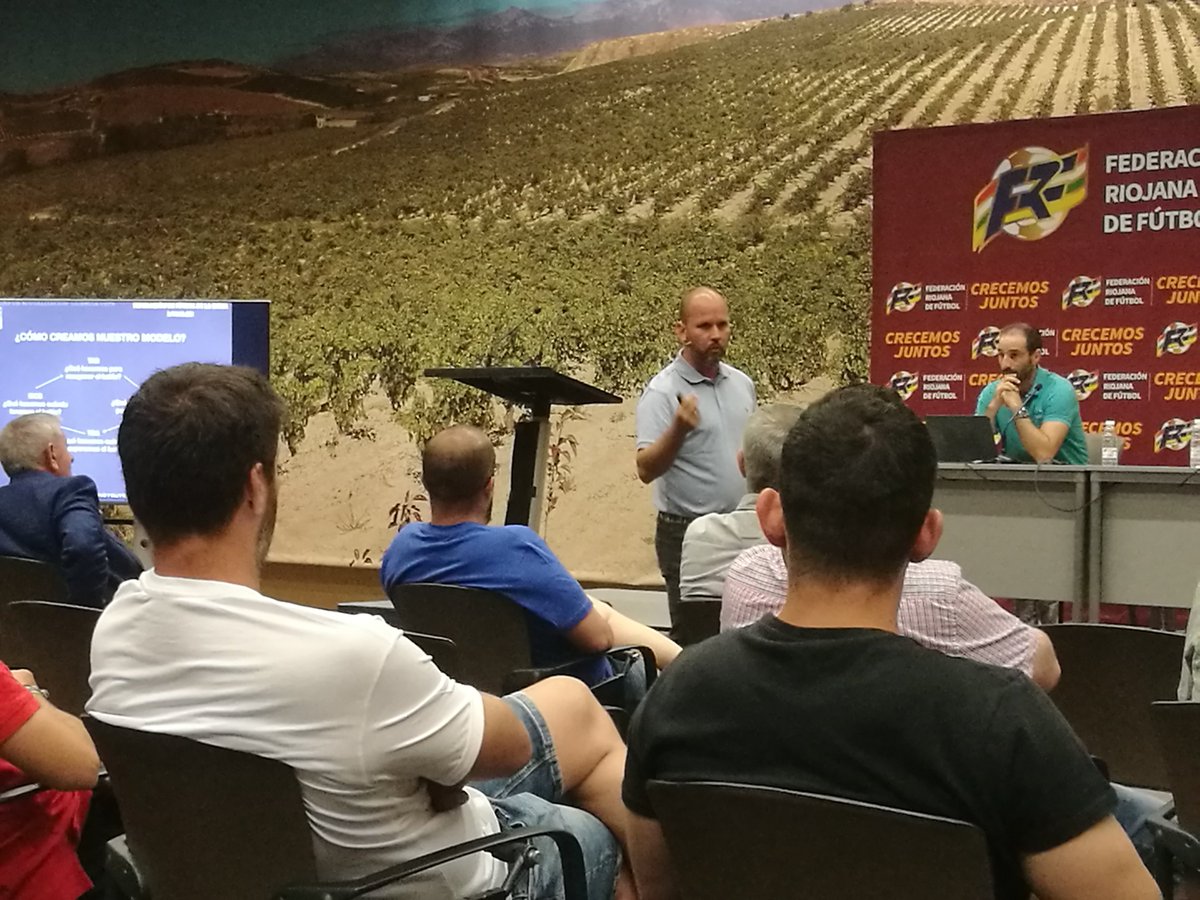 fedriojafutbol's tweet photo. 🎓⚽ Ya estamos con la segunda ponencia. @JoseAlbertoLpez con 'Inicia jugando construye tu modelo de juego'.

#EntrenadoresFRF
#CrecemosJuntos https://t.co/dSDy8VucVn