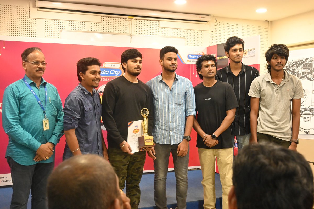 kavin_sm's tweet photo. Radio city குறும்பட போட்டியில் கலந்து கொண்ட எங்கள் Cycle bell படம். 
போட்டியிட்ட 500 படங்களில் டாப் 10க்குள் வந்து,  
சிறந்த இசை 
சிறந்த ஒளிபதிவிற்கான விருதைப் பெற்றுள்ளது.

 லோகேஷ் கனகராஜ் Sir எங்கள் படத்தை பார்த்து பாராட்டியதற்கு நன்றி. 
விக்ரமிற்கு வாழ்த்துக்கள் @Dir_Lokesh https://t.co/ls08TPY3q5
