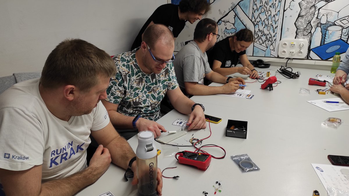 Kurs elektroniki, łączymy, mierzymy, eksperymentujemy. Teoria bez zajęć praktycznych jest bez sensu!
#DIY #electronics