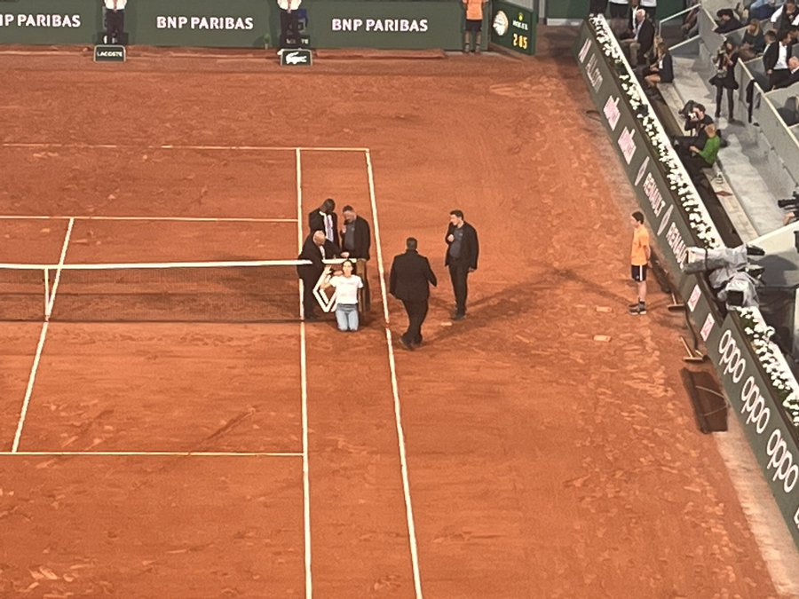 yungpalizawa's tweet photo. A woman just ran onto the court during Ruud vs Cilic Match to interrupt. Interesting 🤔

#RolandGarros
#FrenchOpen2022 https://t.co/Md0CmseVqF