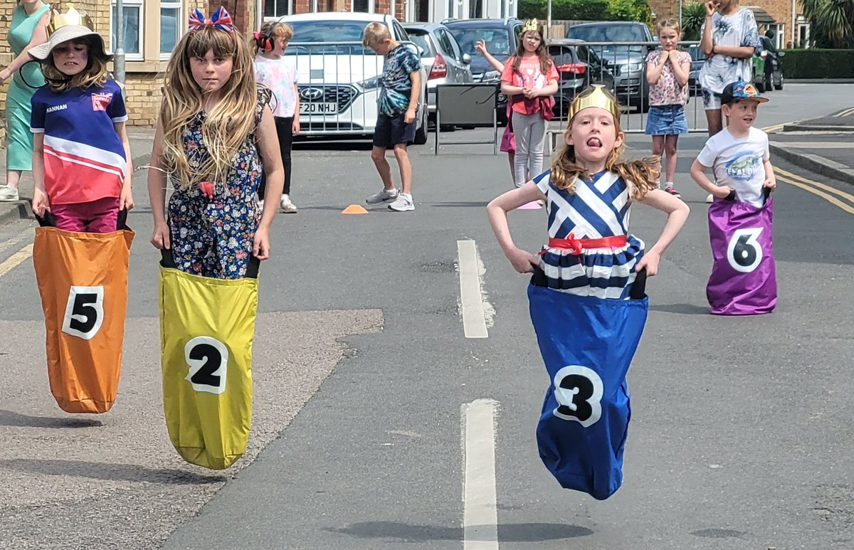 RamseyTrust's tweet photo. #BBCPlatinumJubilee
#HuntsPost
#BigLunch
Ramsey, Cambs held a Town Street Party today. Great to see everyone celebrating. https://t.co/2avpBpueR7