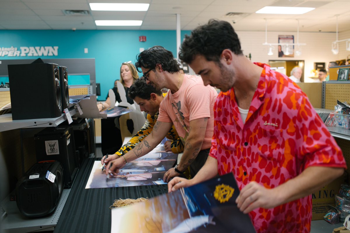 jonasbrothers's tweet photo. Last night was amazing. https://t.co/oWJ5SMtNO4