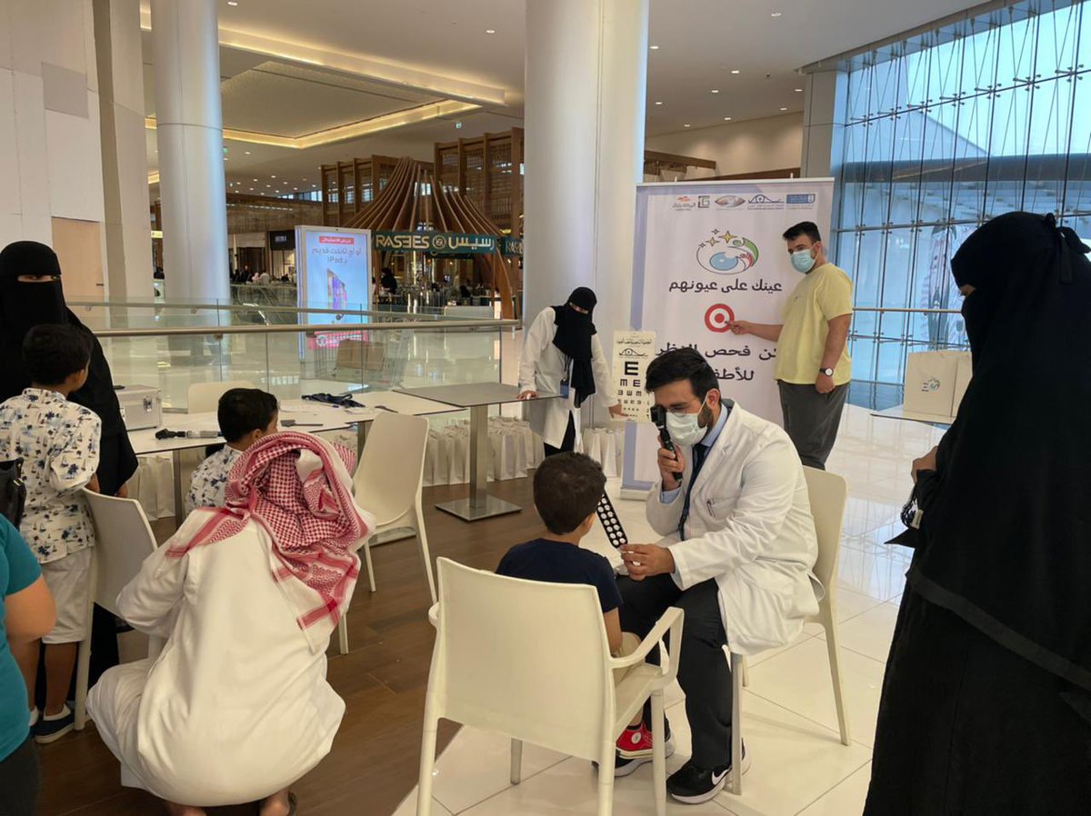 POphtha's tweet photo. جانب من تواجد الزوار و أطفالهم اليوم مع استمرار الفريق الطبي في الفحص المبكر بالإضافة إلى التوعية الصحية للعيون 👁💫 https://t.co/HMAxVjPN8G