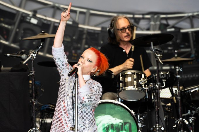 SHIRLEY MANSON FUWfD0AWIAIdl30?format=jpg&name=small